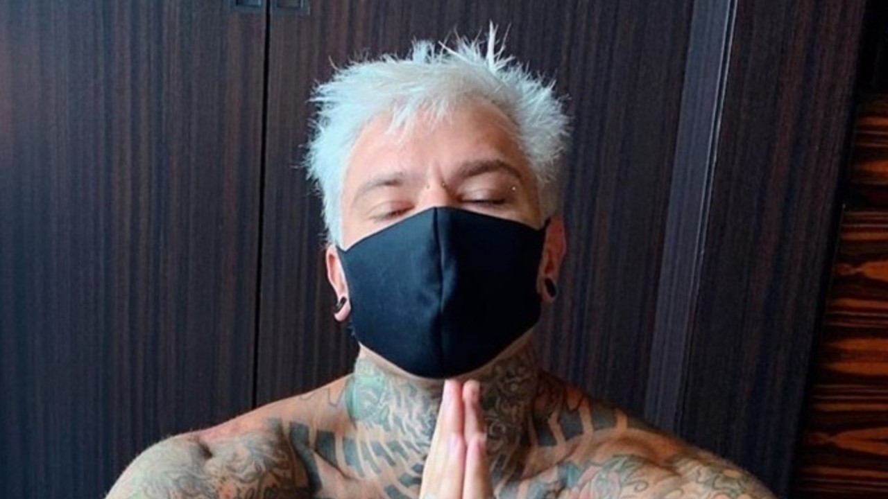 fedez in mascherina