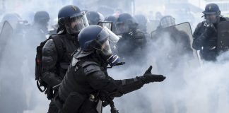 esempi polizia brutale