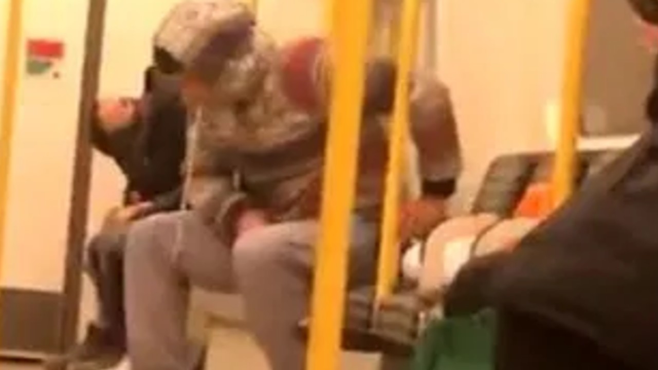 Uomo sputa nella metro a Londra