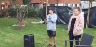 Canta per la madre morente un'ultima volta
