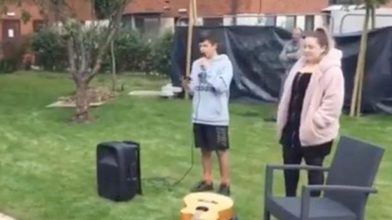 Canta per la madre morente un'ultima volta