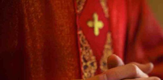 sacerdote cattolico