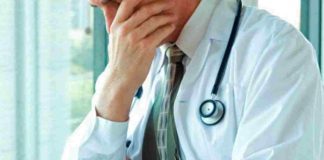 Padre perseguita il figlio, il compagno e la moglie perché il figlio chirurgo è omosessuale
