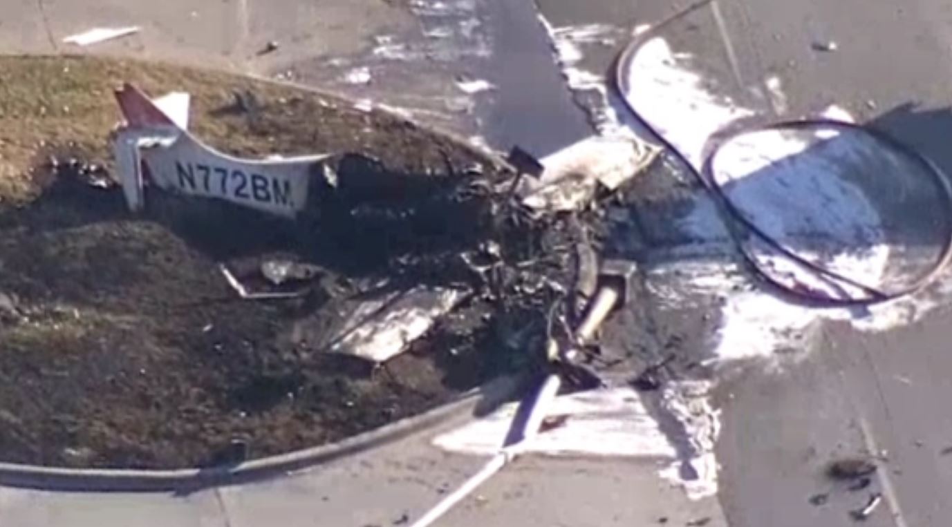 Un aereo atterra su una strada, si schianta contro un lampione, si schianta e prende fuoco: due morti
