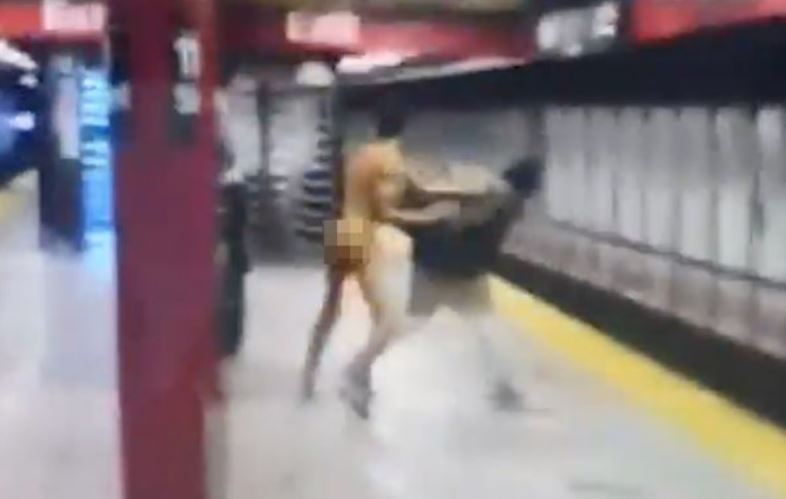 aggressione nudo metro NY
