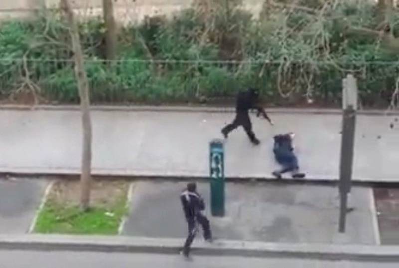 attentatori di charlie hebdo sparano poliziotto