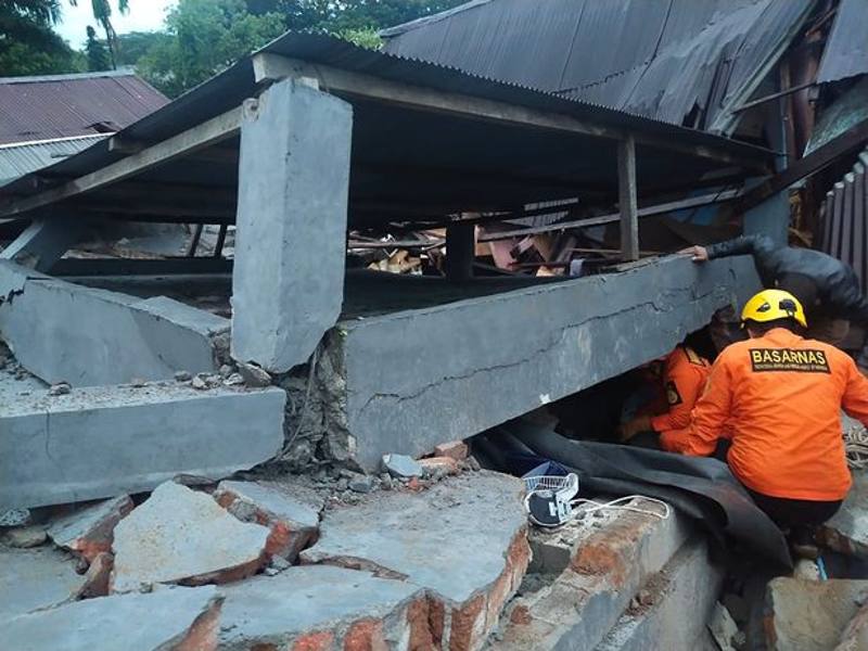 Crollo ospedale e hotel indonesia