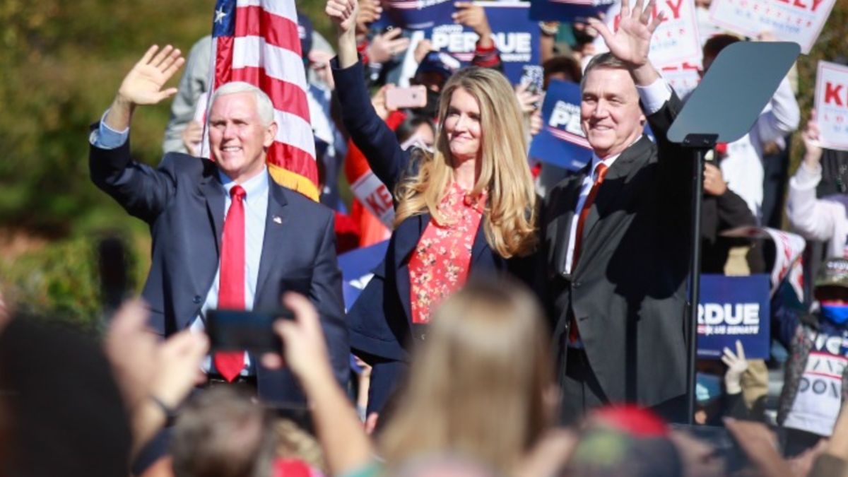 Il Vicepresidente Mike Pence (61), Kelly Loeffler (50) e David Perdue (71) a un comizio