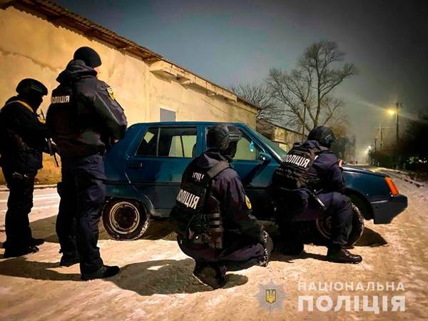 agenti ucraini uccisi uomo che ha evirato il padre