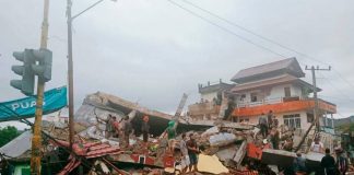 crolli edifici terremoto indonesia
