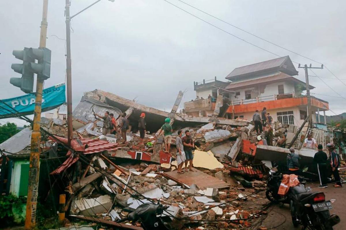 crolli edifici terremoto indonesia