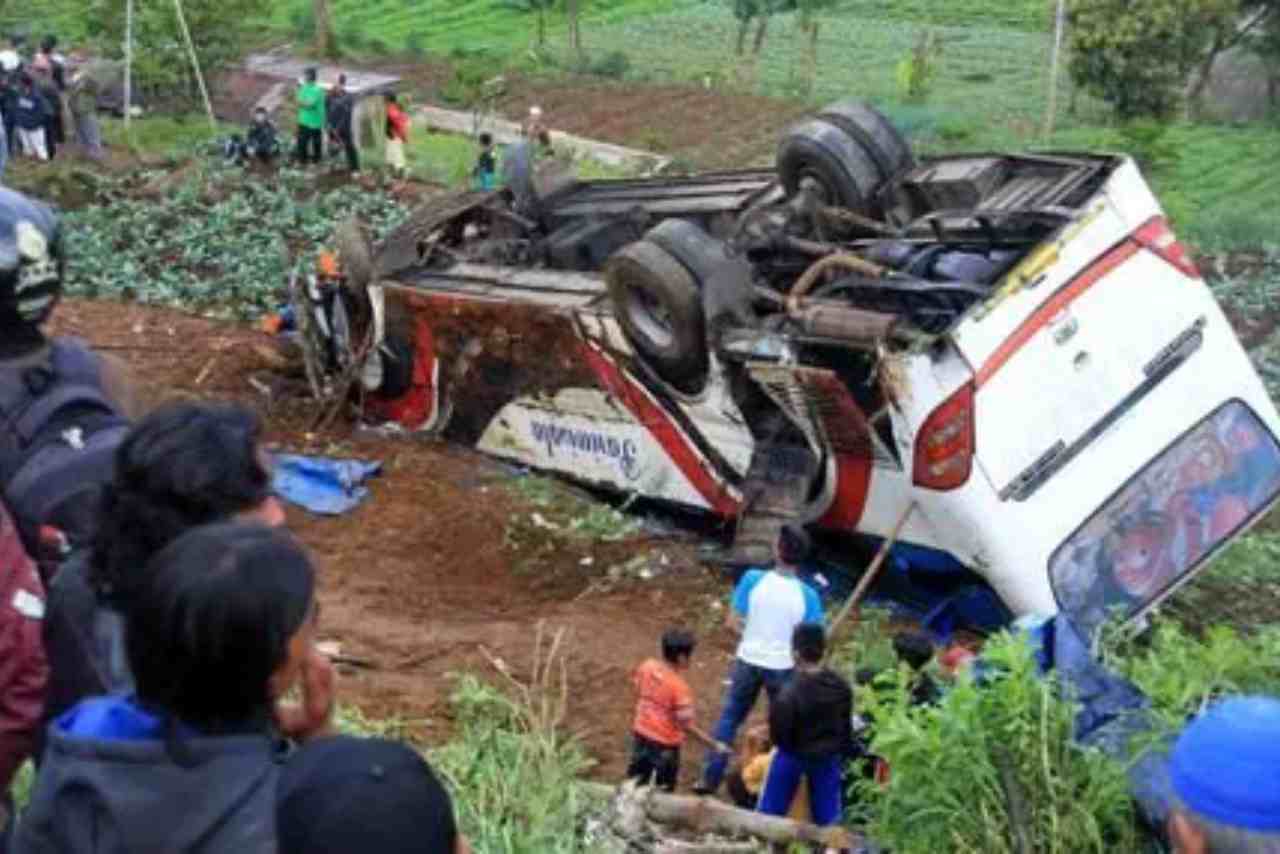 Autobus cade in burrone in Indonesia