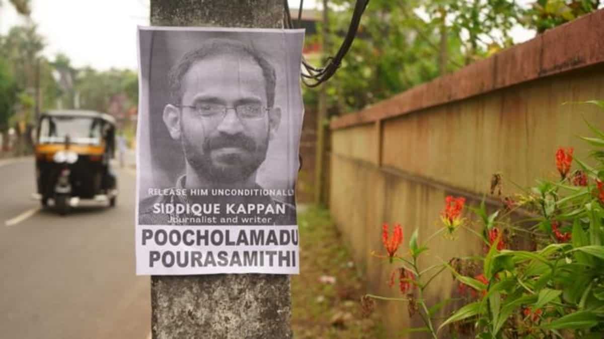 Un cartello a favore del giornalista indiano Kappan
