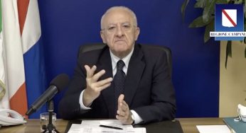 De Luca bypassa il piano vaccinale e scoppia la polemica: le reazioni di Figliuolo, Gelmini e Fontana