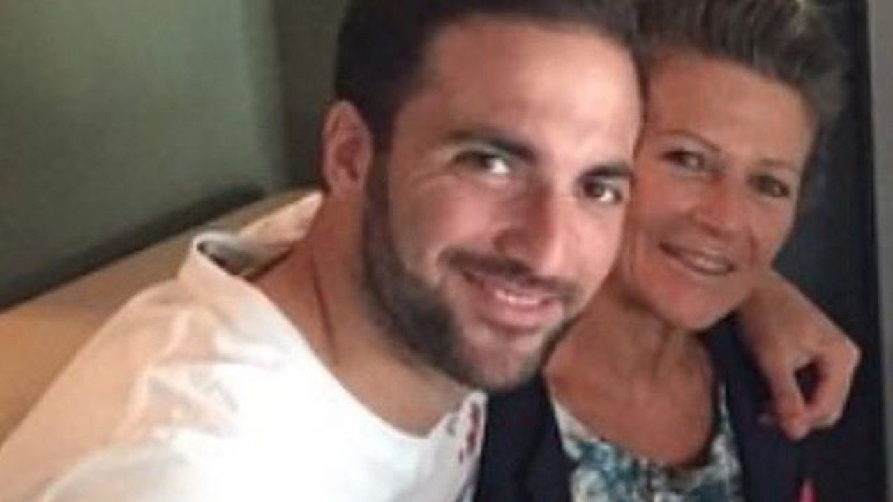 Higuain e madre in foto d'annata