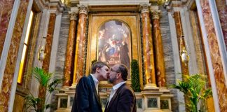 Coppia gay in chiesa