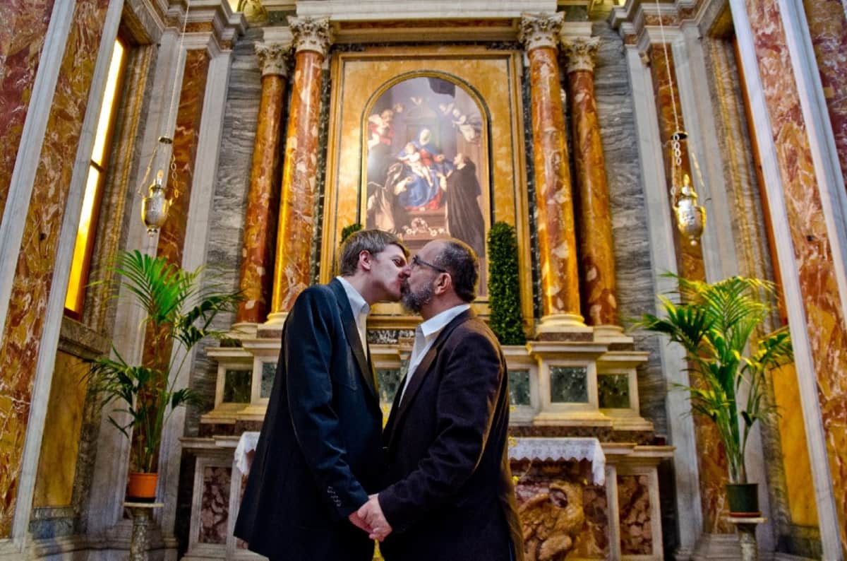 Coppia gay in chiesa