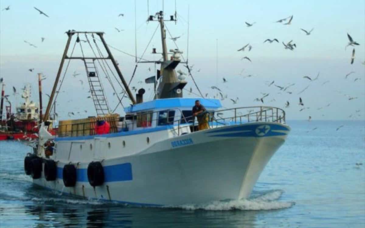 Spari contro peschereccio