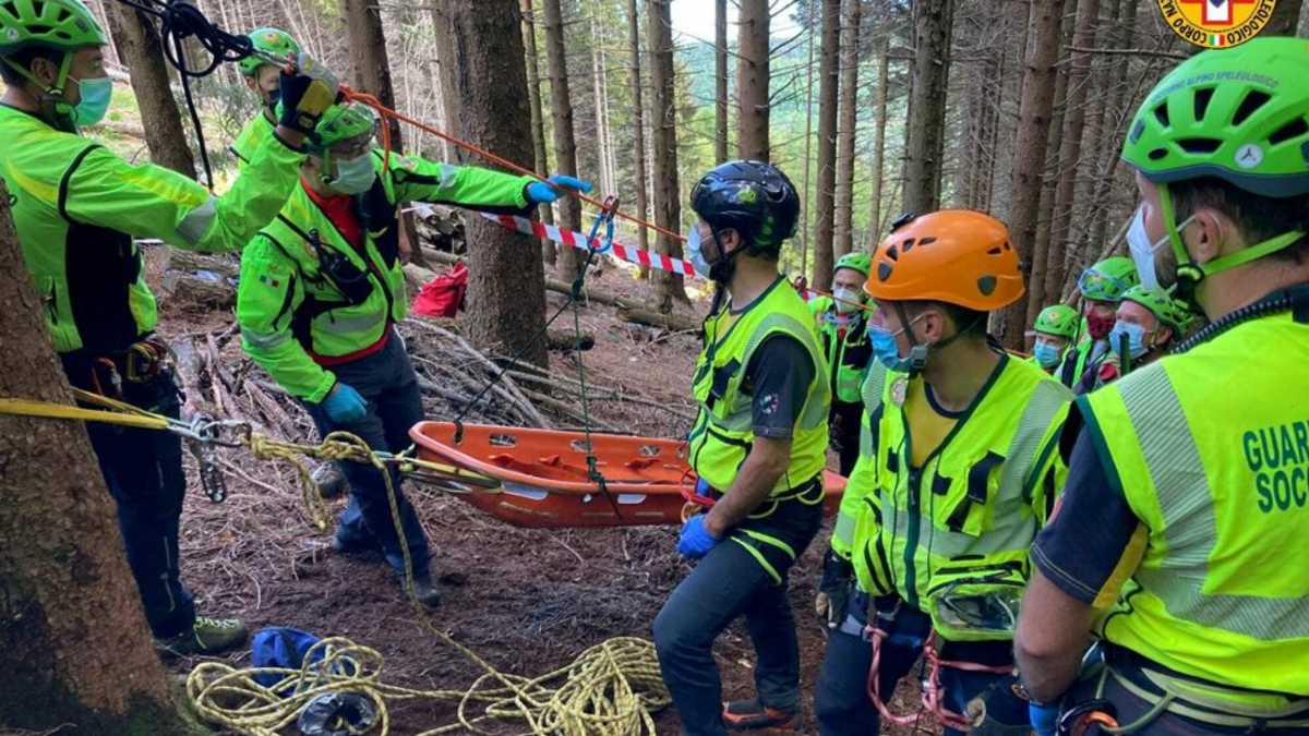 il soccorso nei boschi della tragedia sul Mottarone