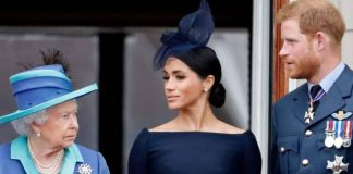 regina elisabetta guarda harry e meghan