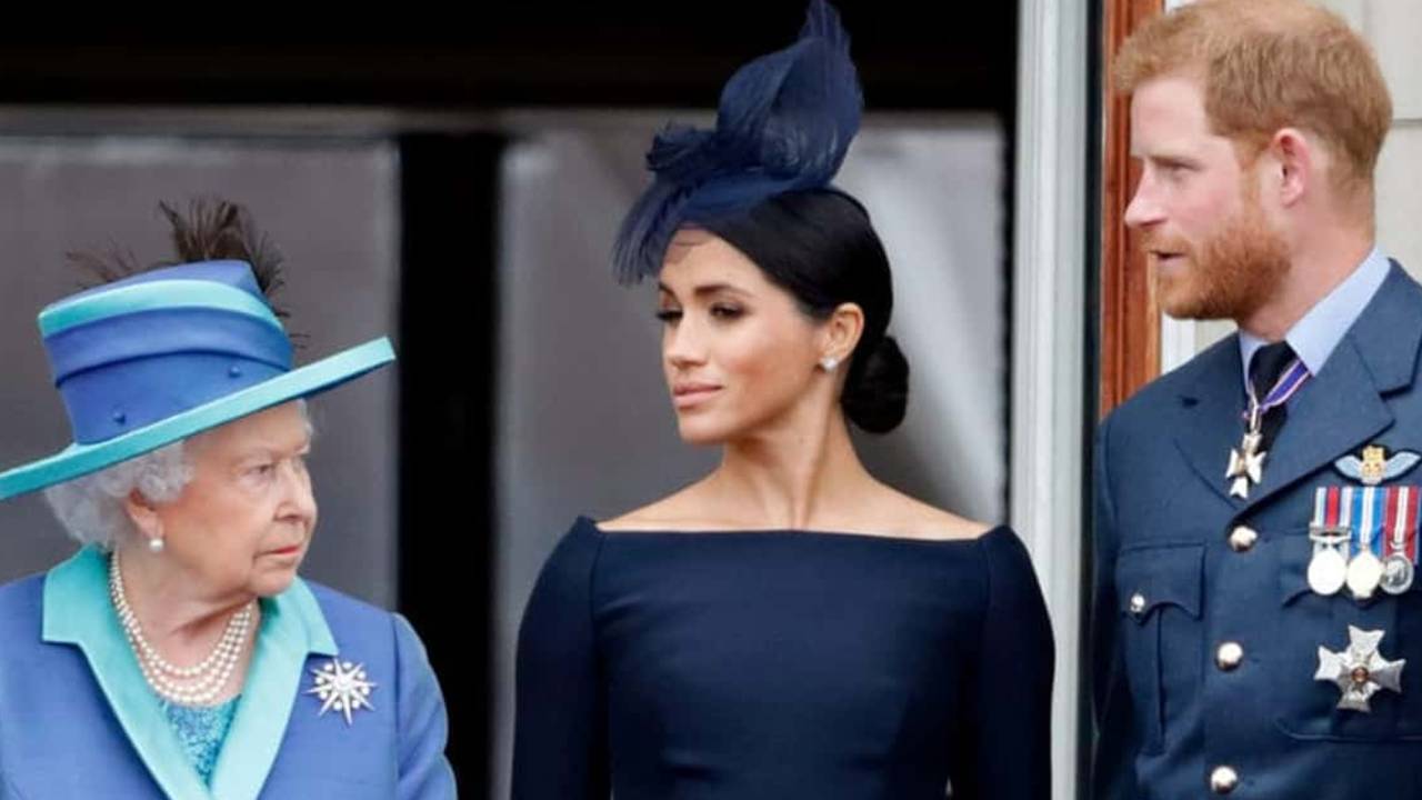 regina elisabetta guarda harry e meghan