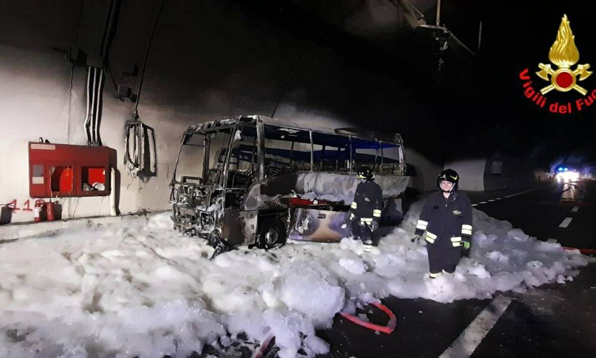 Lecco, autobus in fiamme.