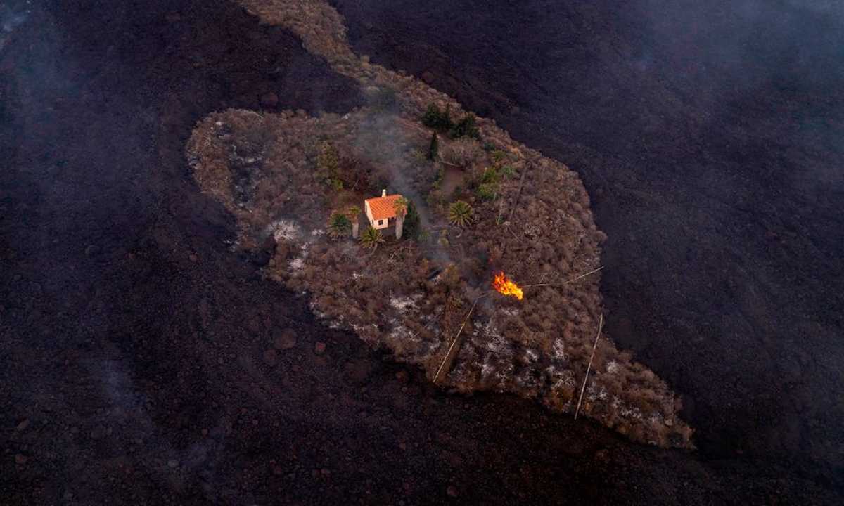 Inghiottita dalla lava la casa miracolosa