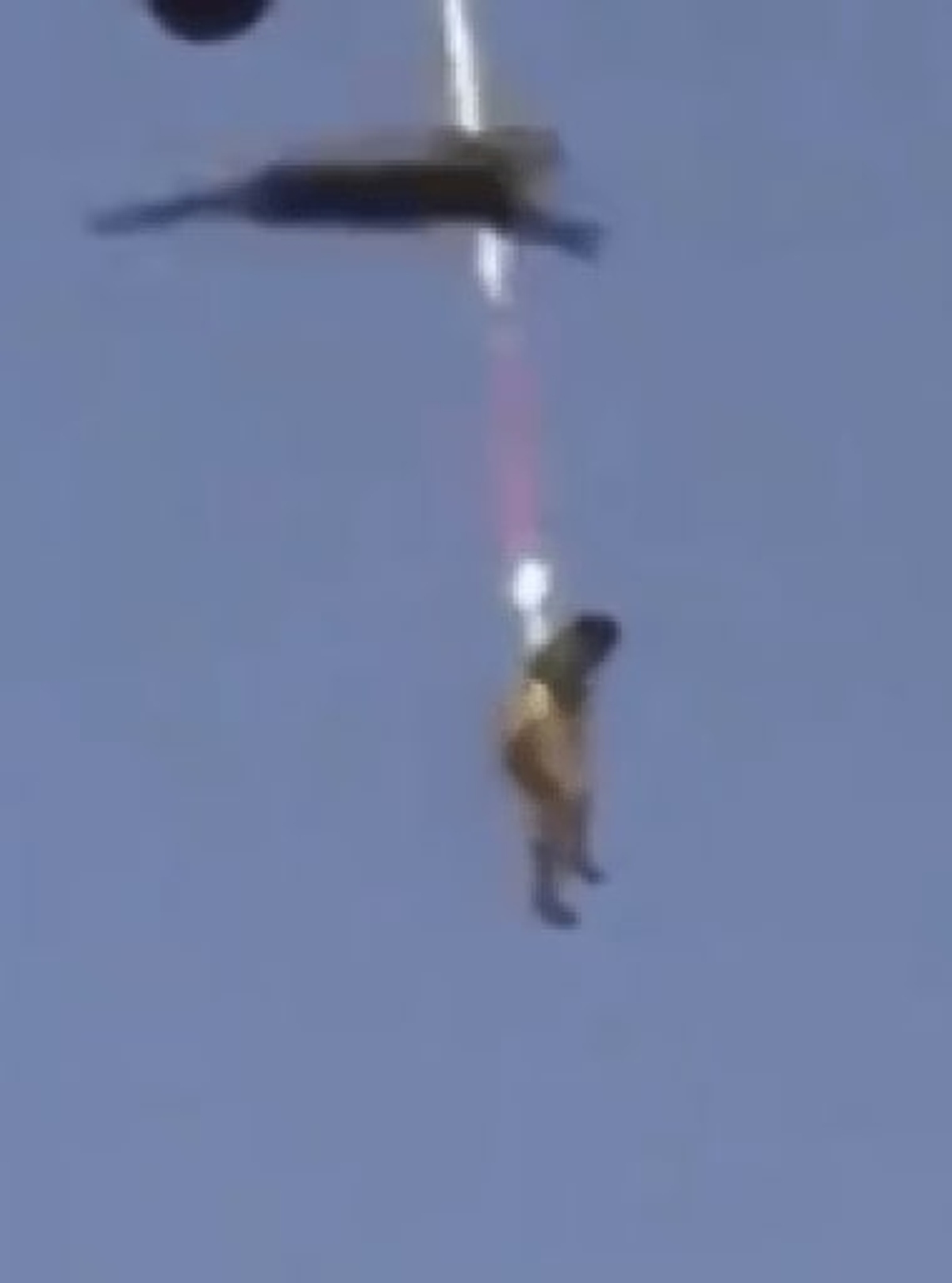 talebani impiccano uomo dall'elicottero è un falso
