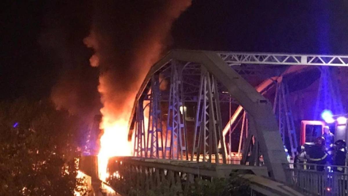 incendio ponte di ferro roma