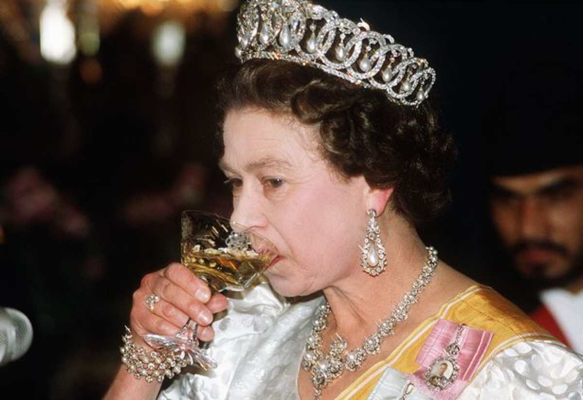 regina beve elisabetta
