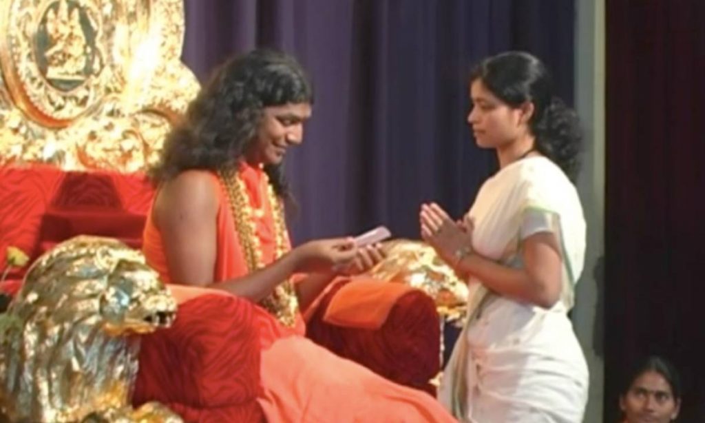 Paramahamsa Nithyananda con discepola