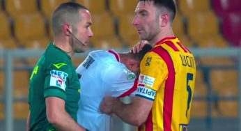 “Porta rispetto”: calciatore in lacrime in campo dopo il dramma personale – VIDEO