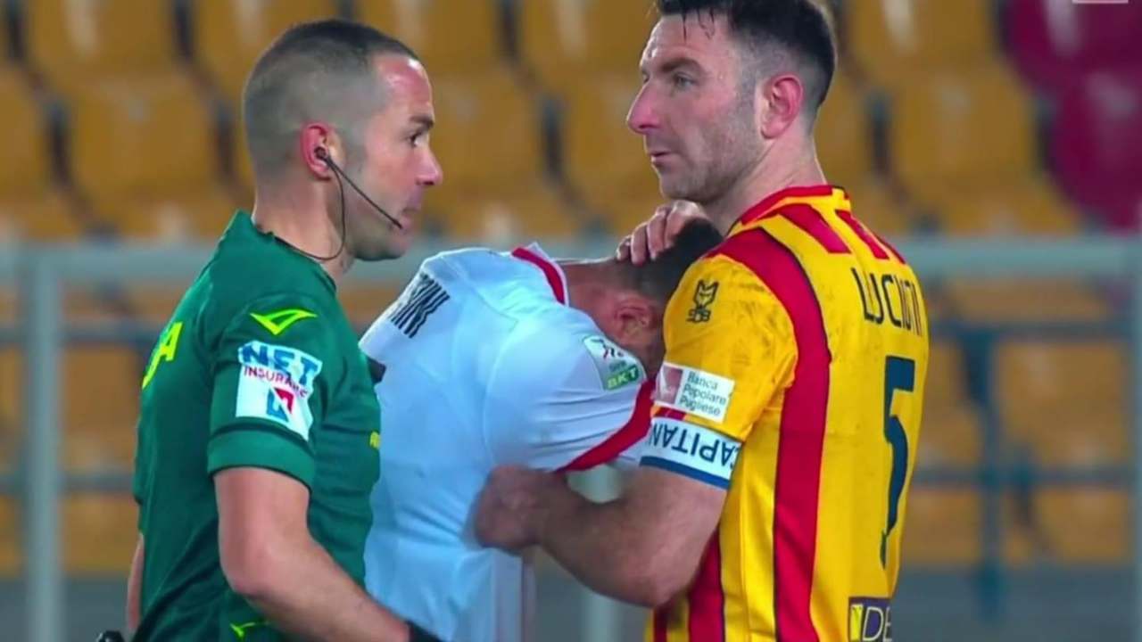 “Porta rispetto”: calciatore in lacrime in campo dopo il dramma personale – VIDEO