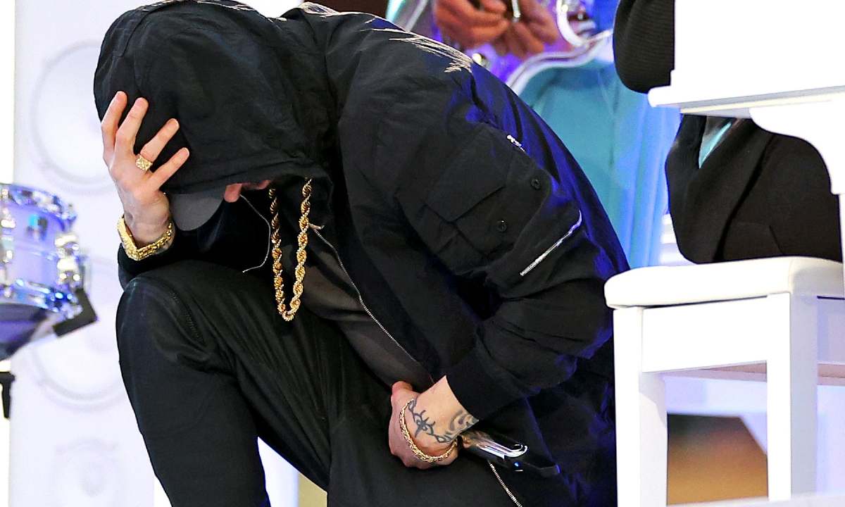Eminem in ginocchio