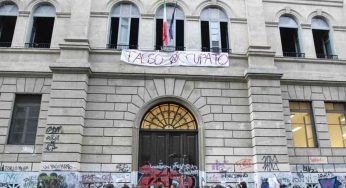 Crolla lamiera di metallo in un liceo romano: ferita una studentessa ma è allarme in tutta Italia