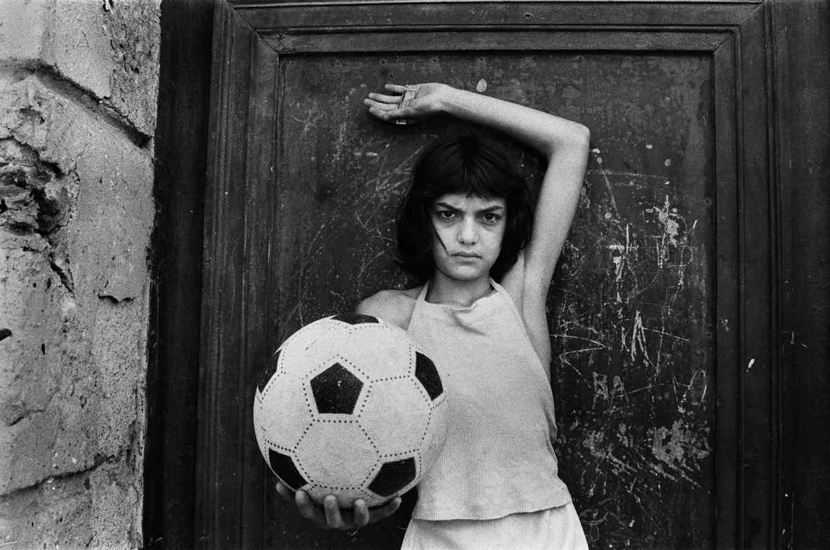 foto-bambina-pallone-letizia-battaglia