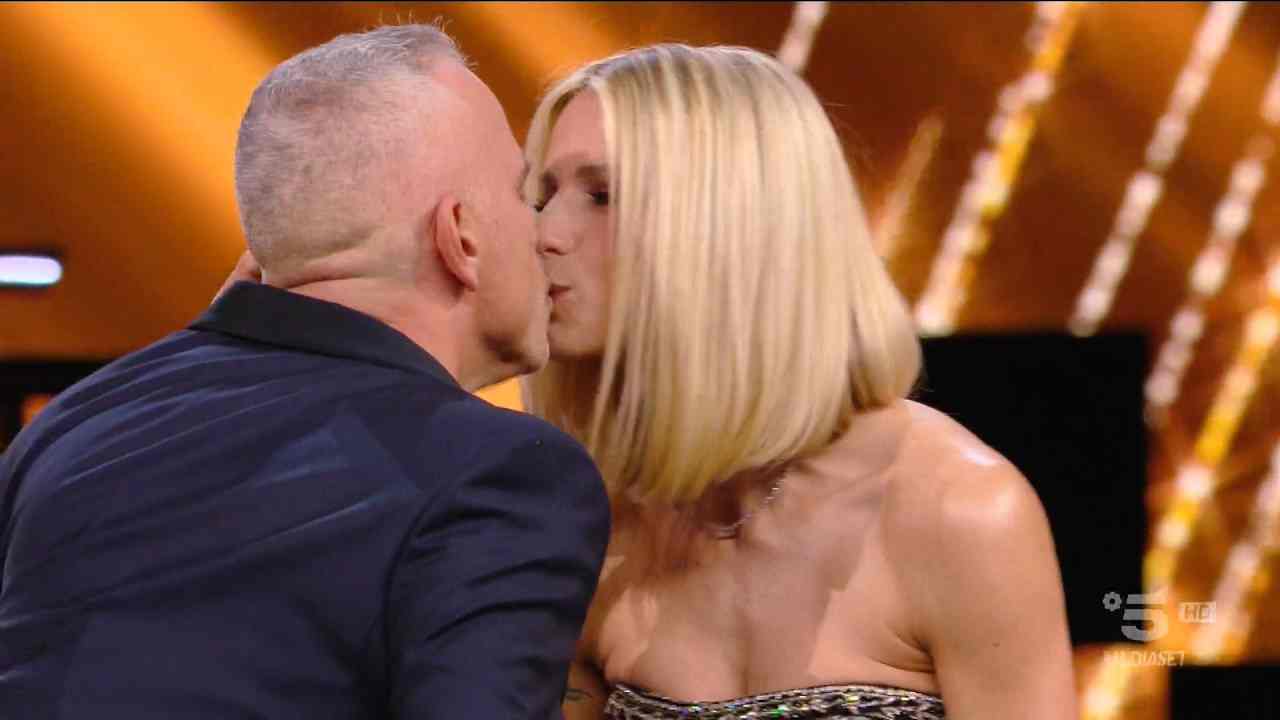 bacio-in-diretta-michelle-eros