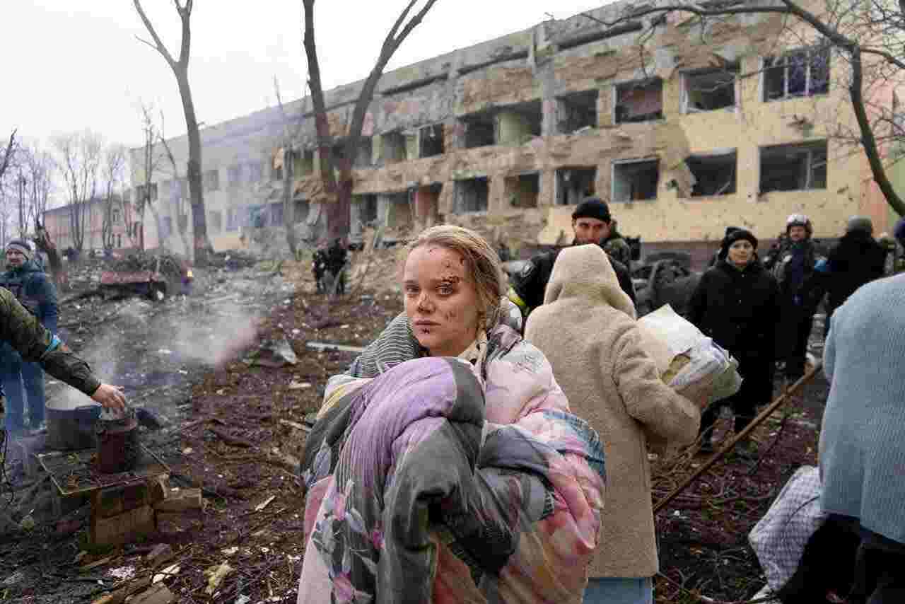 mamma-fugge-ospedale-mariupol