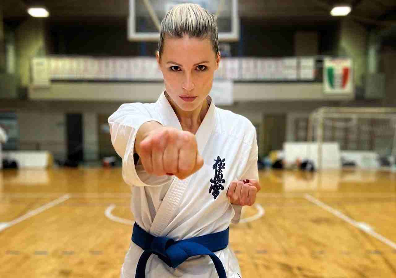 michelle-hunziker-karate-cintura-blu