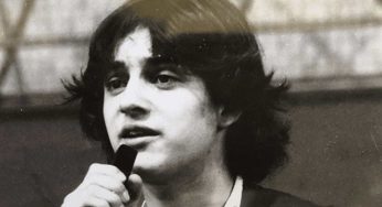 Da ragazzino con un bel ciuffo, oggi è un attore e regista di successo: lo riconoscete?