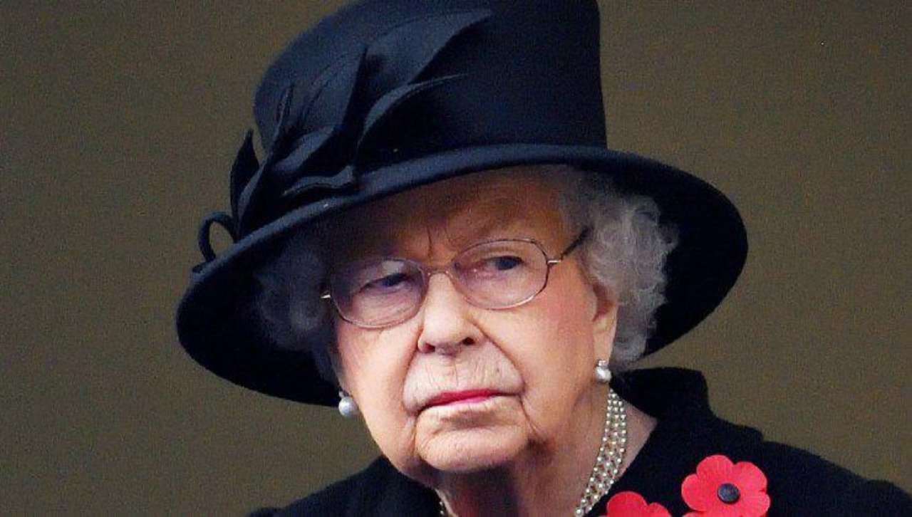“Non è suo figlio” bomba travolge Buckingham Palace | Regina sotto shock