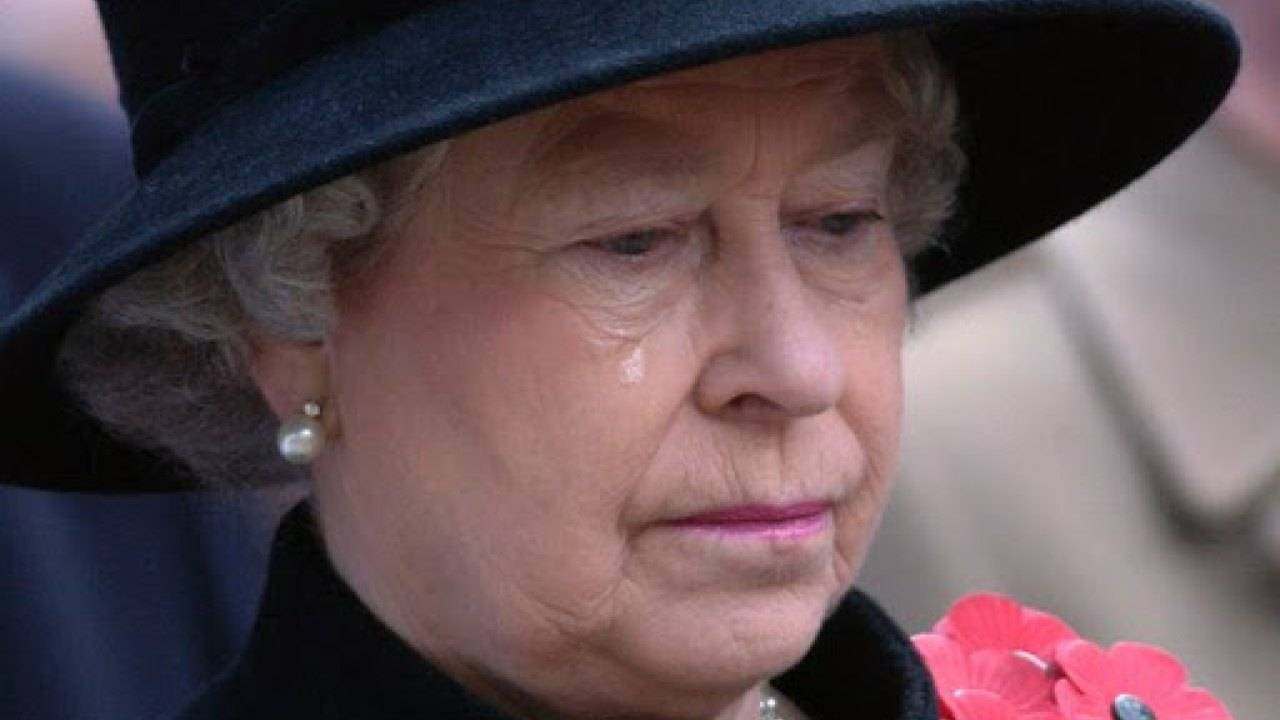 Dolore straziante per la Regina Elisabetta, nuovo lutto a corte: “Morta all’improvviso”