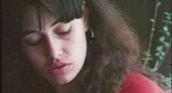 Chi è la donna in foto? Lei è la mamma di una bellissima della tv, incredibile somiglianza