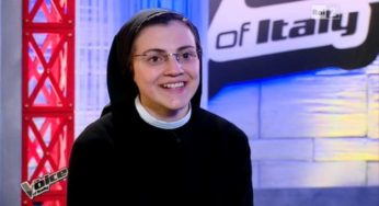 T-shirt, capelli riccissimi: Suor Cristina senza velo e abito da suora è davvero irriconoscibile