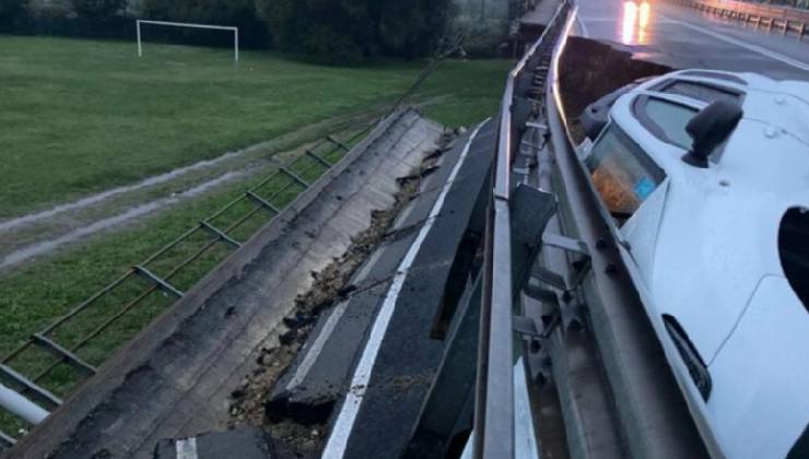 Donna alla guida dell'auto