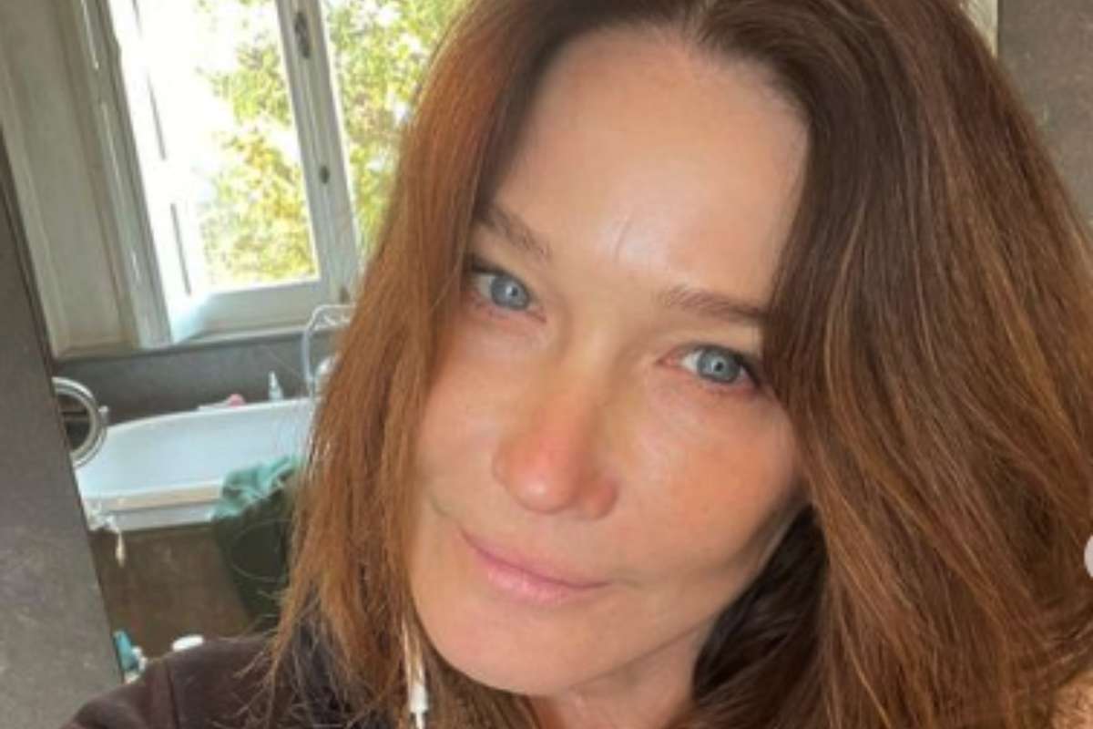 Carla Bruni, le foto senza trucco conquistano tutti