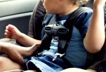 bambino in auto