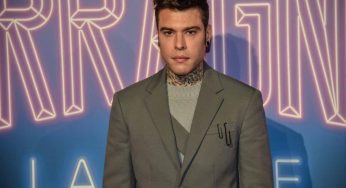 Fedez, l’annuncio in anteprima e il passo indietro: “Lo diremo dopo Sanremo”